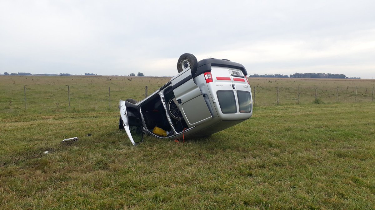02265Info's tweet photo. ⚠️ #URGENTE
Robó una camioneta en Mar del Plata y la volcó llegando a Mar Chiquita

Un delincuente resultó herido luego de volver una Peugeot Partner que había robado en la ciudad de Mar del Plata a la altura del km 484 de la RP 11.
El rodado ya había sido denunciado como robado. https://t.co/Jq5I6g13tm