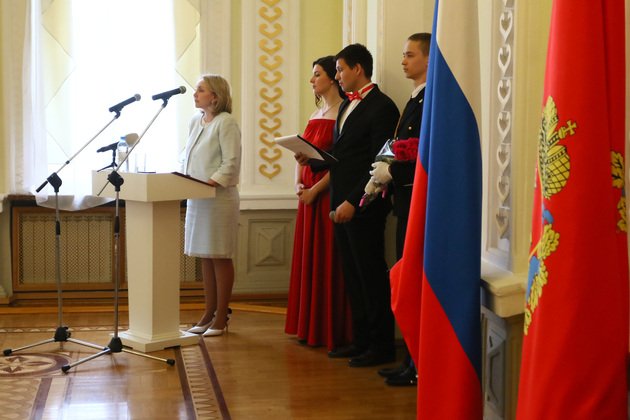 21 мая председатель #КМП33 А.В. Кожевников вместе с врио первого заместителя Губернатора области М.А. Чекуновой и директором департамента образования О.А. Беляевой принял участие в Церемонии награждения победителей областного конкурса "Педагог года - 2019" vedom.ru/news/2019/05/2…
