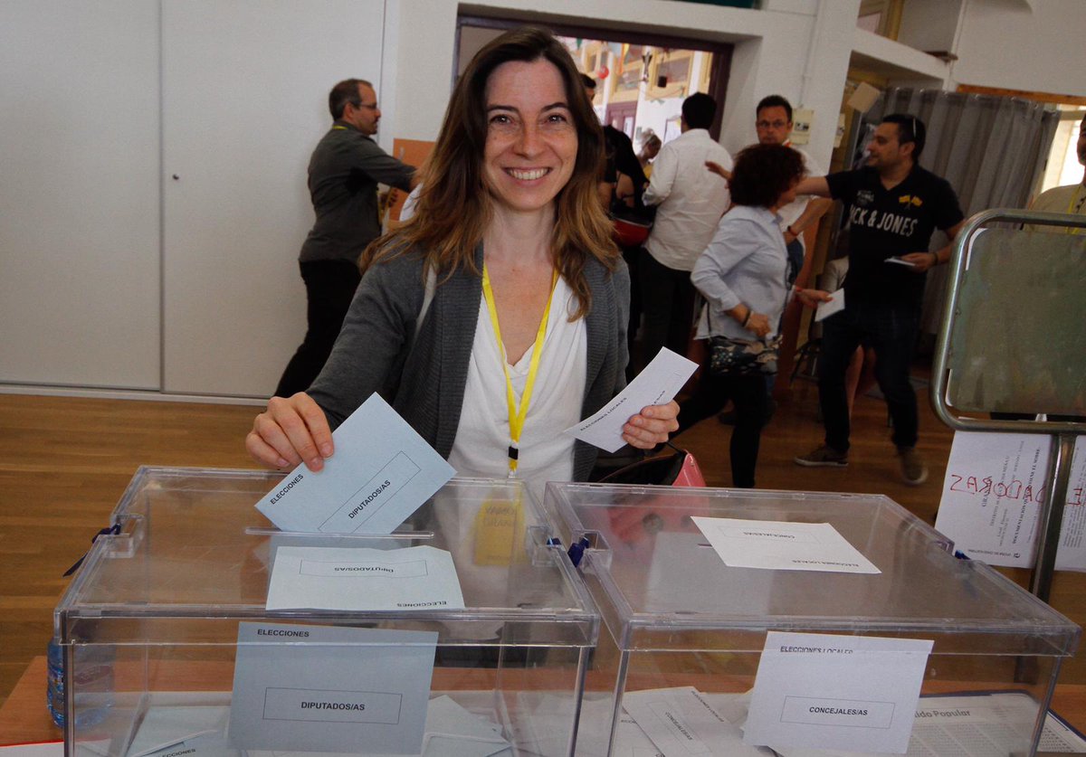granadadigital's tweet photo. #EnDirectoGD | @magublas, candidata de @VamosGranada15 vota en el colegio José Hurtado, en el barrio del Realejo. Si su formación saca algún concejal, puede ser clave https://t.co/Czo113nm3H