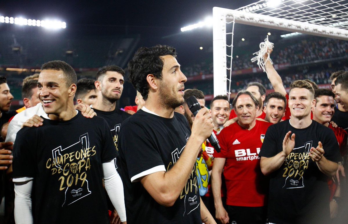 DaniParejo's tweet photo. Recuerdos de una noche inolvidable, de una noche histórica. Gracias a todos, a mi familia, a mis compañeros, al club... y por supuesto a la AFICIÓN. Gracias a los que siempre estuvieron y a los que no, también!! Somos campeones!! AMUNT!! 🦇🏆 https://t.co/3RPb5au9zl