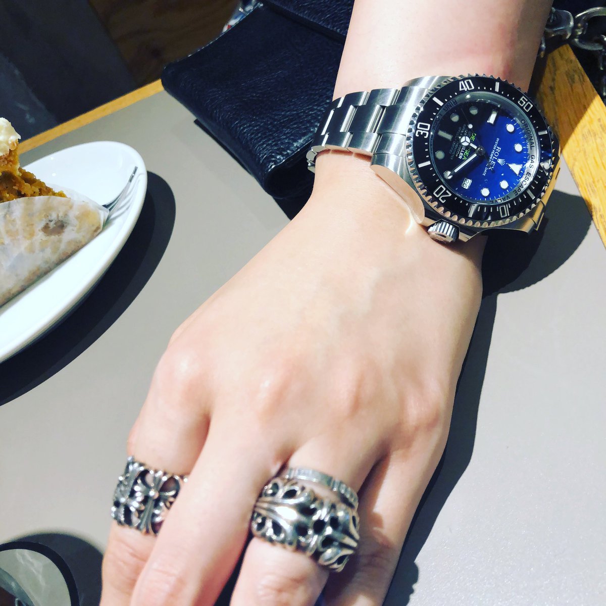 toromehearts's tweet photo. 散歩休憩🚶‍♂️🚶‍♀️をする（🍹ν🍰）
#ようです
#早く船に乗りたい
#夏 https://t.co/lTku9Ain8y