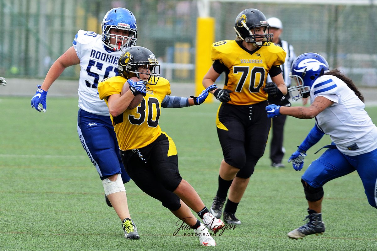 juam_aragon's tweet photo. El equipo femenino de Valencia Firebats se proclamó por primera vez campeón de la Liga Nacional de Fútbol Americano (LNFA) al vencer este sábado en Murcia al Barberà Rookies por 12-6.
#BARBERAROOKIES #LNFA #FEFA ##LNFAFemenina #WomanSpanishBowl #barberarookies #vlcFIREBATS https://t.co/kmpJlphOUd