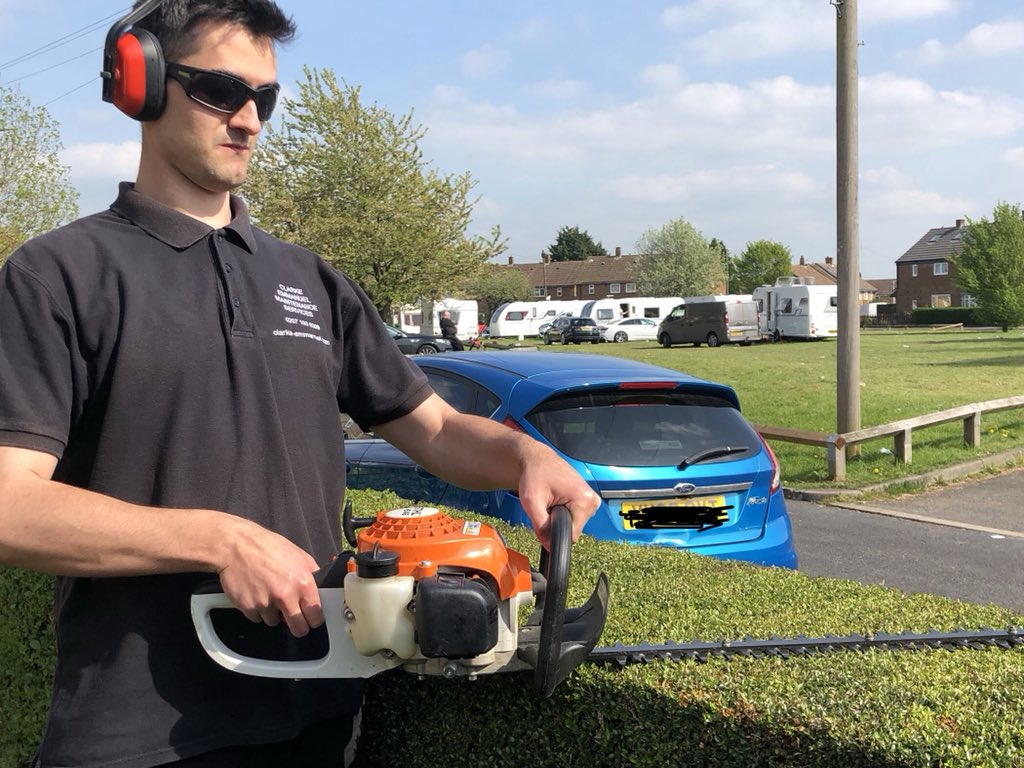 ce_maintenance's tweet photo. Hedge trimming in Bedfordshire, 
very nice work young man, 
I can see Adrian taught you well 😃

#immaculate #hedge #trimming https://t.co/BfGWlPDra1