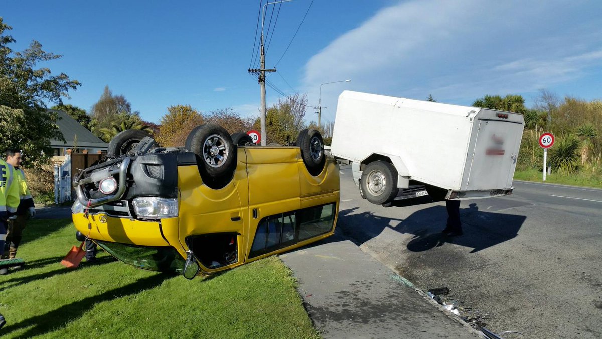RoxxiSwan's tweet photo. "Van flipped onto its roof, trailer was left jacknifed in midair" #cool #wtf #pics https://t.co/xurrGwseTg