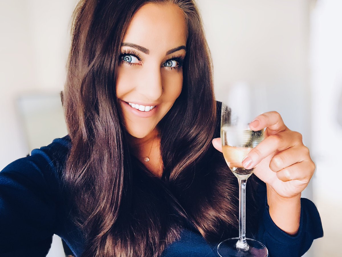 L A U R A 🖤 tweet media