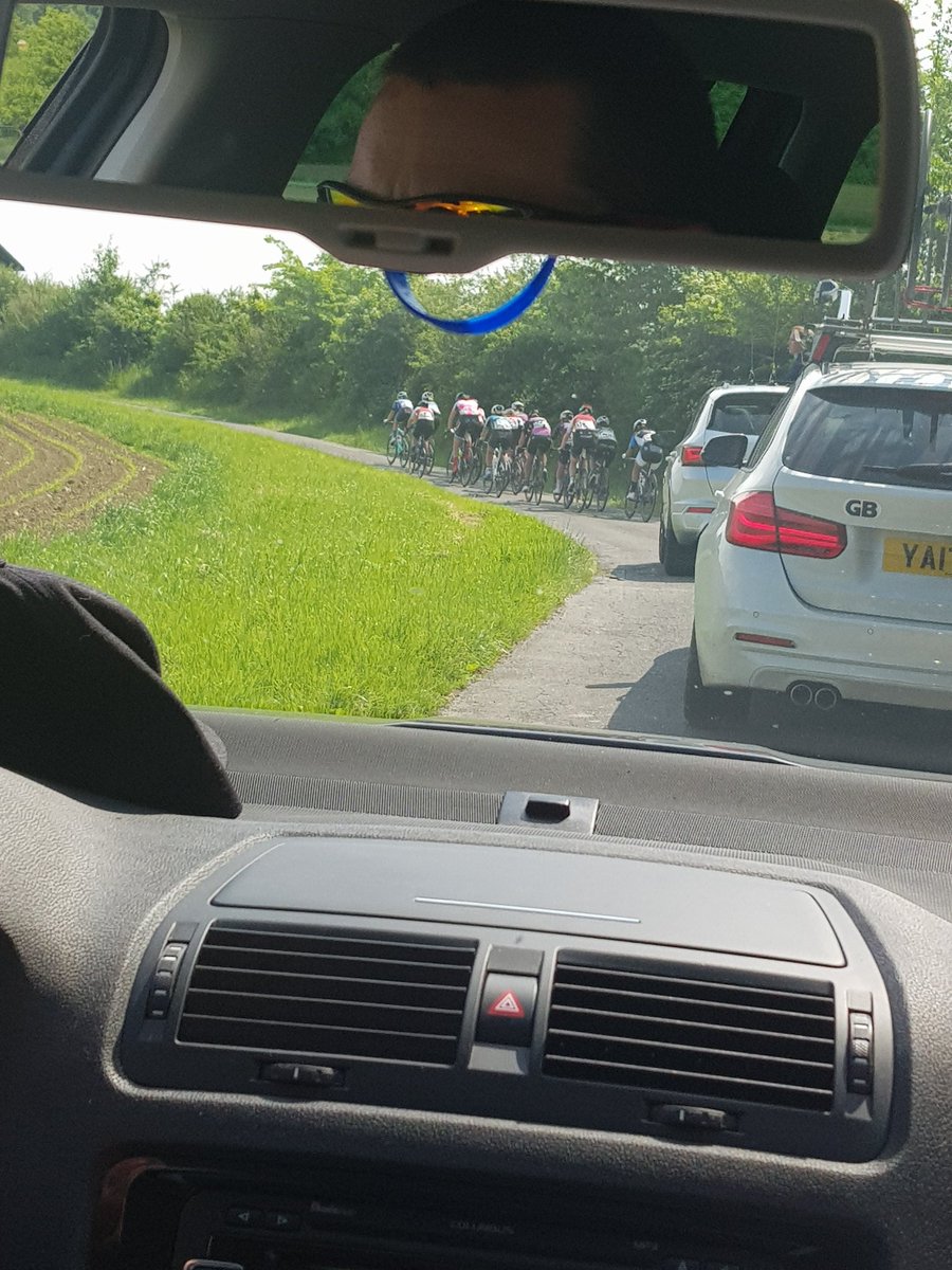 grandprixcham's tweet photo. There is a small group 40s behind de group.
4 riders atacking in the front. https://t.co/QJZxkUfhBb