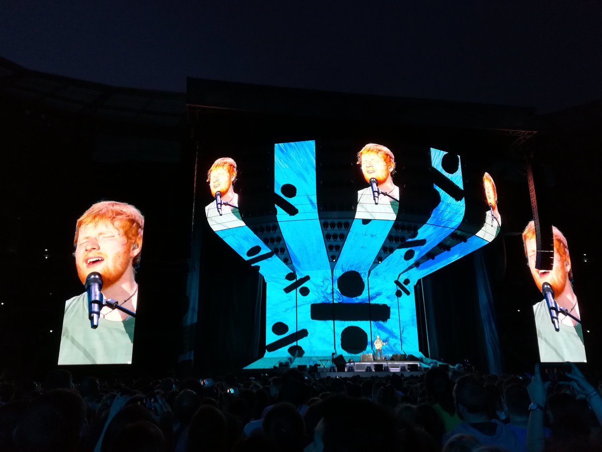 AurelieBrun1's tweet photo. Un roux et une guitare sur scène, mais quelle prestance !! 🤩 @edsheeran a mi une sacrée ambiance au @GroupamaStadium à #Lyon !! https://t.co/QRLflNipSg