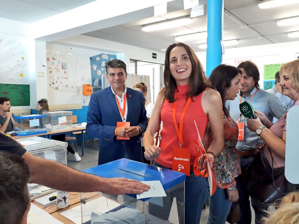 Almeria_Cs's tweet photo. 🍊🗳️ Nuestros candidatos @elburgosV y @montseonline ya han votado junto a @martabosquet en esta jornada decisiva para el futuro de #Almería, de nuestro país y de Europa 🇪🇸🧡🇪🇺 #26M #VamosMiguelCazorla #VamosCiudadanos #VamosAlmería https://t.co/KPUauTasoq