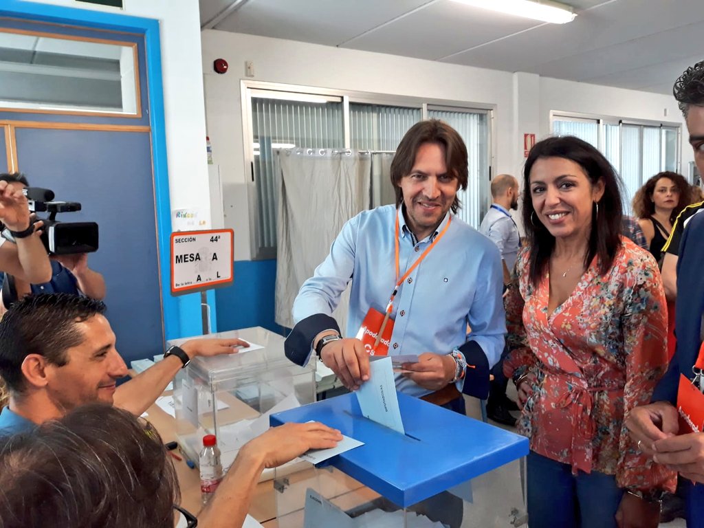 Almeria_Cs's tweet photo. 🍊🗳️ Nuestros candidatos @elburgosV y @montseonline ya han votado junto a @martabosquet en esta jornada decisiva para el futuro de #Almería, de nuestro país y de Europa 🇪🇸🧡🇪🇺 #26M #VamosMiguelCazorla #VamosCiudadanos #VamosAlmería https://t.co/KPUauTasoq