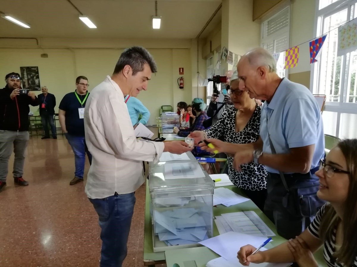 granadadigital's tweet photo. #EnDirectoGD | @antoniocambril ha ejercido su voto como candidato de @PodemosIUadelGR a la alcaldía de Granada. El periodista se enfrenta a sus primeros comicios con la esperanza de aumentar o al menos mantener el número de concejales de su formación con respecto a 2015 https://t.co/8b4yOI9nl0