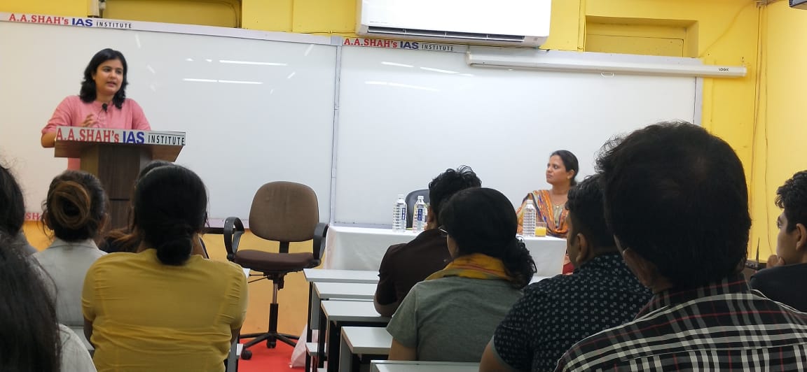 A_A_SHAHS_IAS's tweet photo. Topper's Seminar with Namita Sharma, AIR 145, UPSC CSE 2018 held on 19 May 2019 at A.A. Shah's IAS Institute, Fort
#UPSC #currentaffairs #iastips #IASTopper #CivilServicesExamination2018 #UPSC #upsctopper #IAS #upscresults #india https://t.co/QVtyq3r1C6