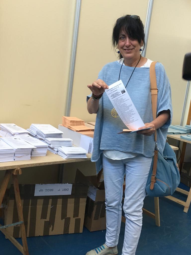 “De los resultados de estas elecciones depende el rumbo de esta ciudad”, afirma Consolación López. La candidata de Unidas Podemos a la alcaldía de Cáceres ha votado en el Castra Caecilia.