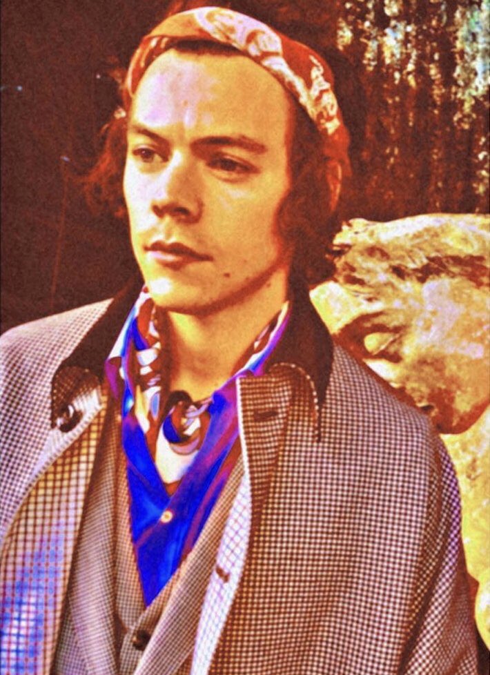 HarryS_Source's tweet image. 📸 • Harry  for the Gucci Pre-Fall 2019 collection.