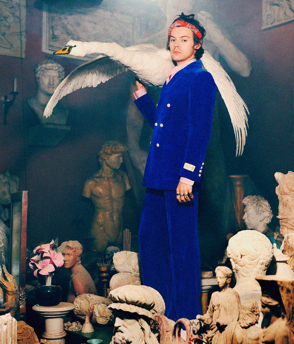 HarryS_Source's tweet image. 📸 • Harry  for the Gucci Pre-Fall 2019 collection.
