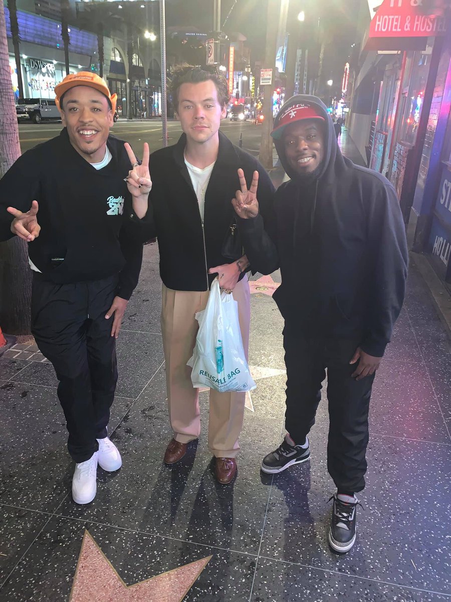 HarryS_Source's tweet image. 📸 • Harry with fans in Los Angeles (May 18)