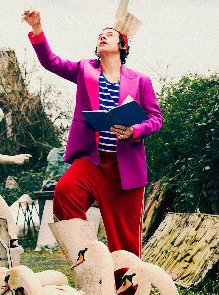 HarryS_Source's tweet image. 📸 • Harry  for the Gucci Pre-Fall 2019 collection.