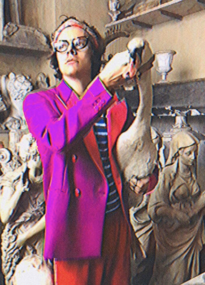 HarryS_Source's tweet image. 📸 • Harry  for the Gucci Pre-Fall 2019 collection.