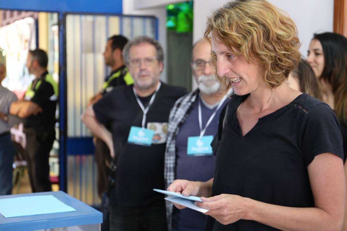 "Mi padre siempre me ha dicho que la primera actitud que tiene que tener una persona para estar en política es ser muy honesta. Él me recomienda que sea prudente, que no caiga en las provocaciones, que tenga los pies en la tierra." #YoVoyConKika