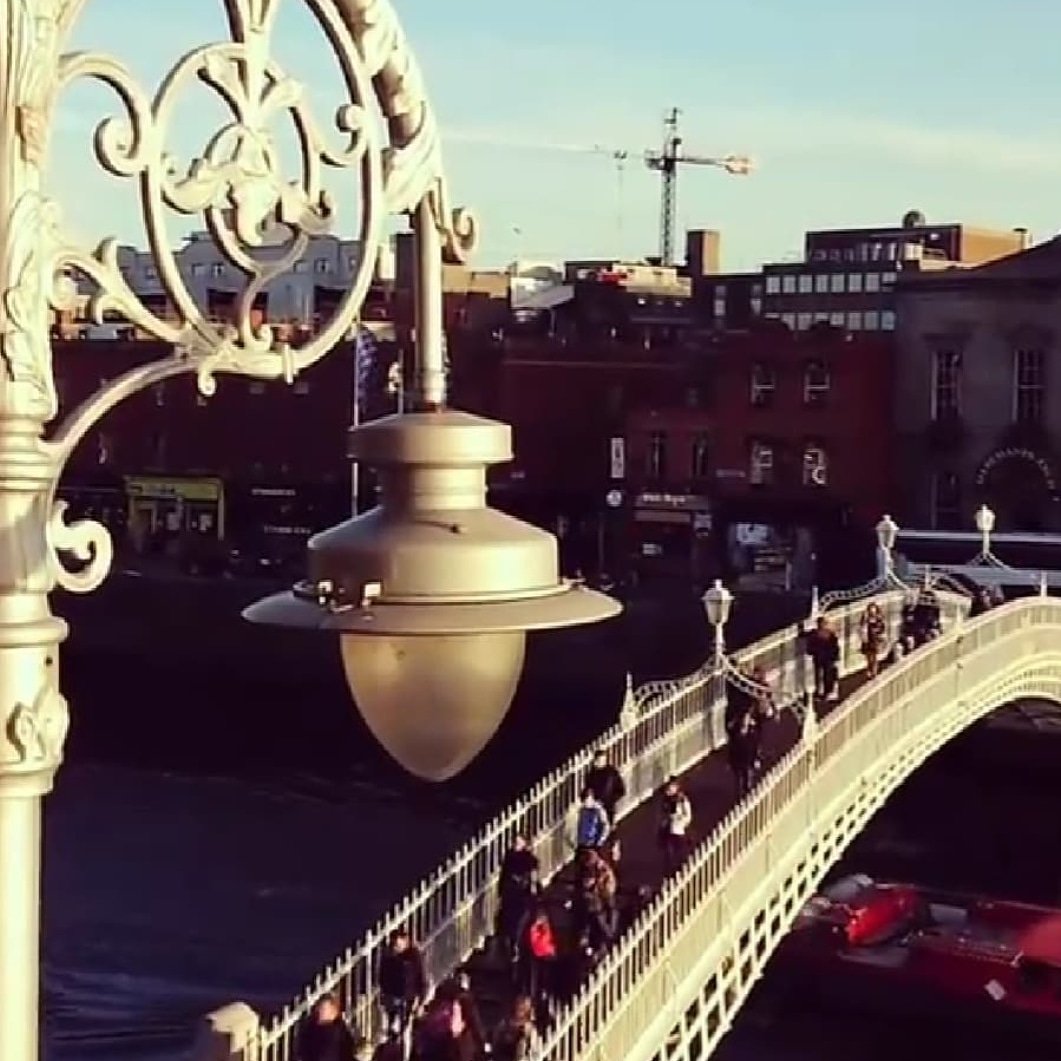 Room with a view. Lunch overlooking the bridge with the sun dappling on the water...
#thewindingstairdublin #thewindingstair #dublinshopfronts #irelandthebest #ireland2019 #visitireland🍀 #visitDublin #DublinTown #irishigram #Irishfood #igersfood #igersireland #dublingram