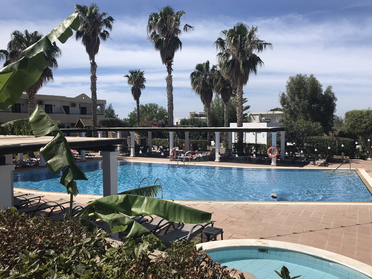 Paulwillis76's tweet image. Not a bad spot to spend a rest week.

2 weeks away from back to back Ultras so happy to spend a week in the sun with the family. Didn’t even bring my trainers 😯 

#trailrunning #running #ratracerintraining #runningdads #holiday #rhodes #vacation @ratracehq @ukrunchat @racecheck