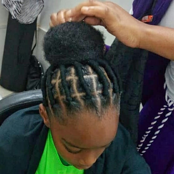 Envirizanacho's tweet image. The rainy season &amp;amp; a busy schedule like the start of the 2nd school term, make protective styles like this #AfricanThreading + bun a must. 
Give your little one the comfort &amp;amp; convenience of bouncing back into the school schedule with a quick+easy hair routine.
Contact:0751788112