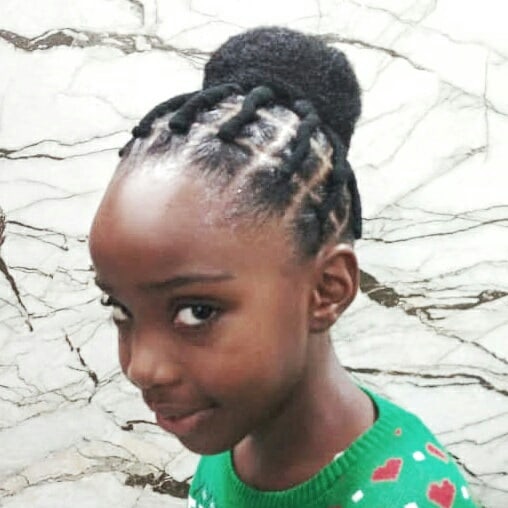 Envirizanacho's tweet image. The rainy season &amp;amp; a busy schedule like the start of the 2nd school term, make protective styles like this #AfricanThreading + bun a must. 
Give your little one the comfort &amp;amp; convenience of bouncing back into the school schedule with a quick+easy hair routine.
Contact:0751788112