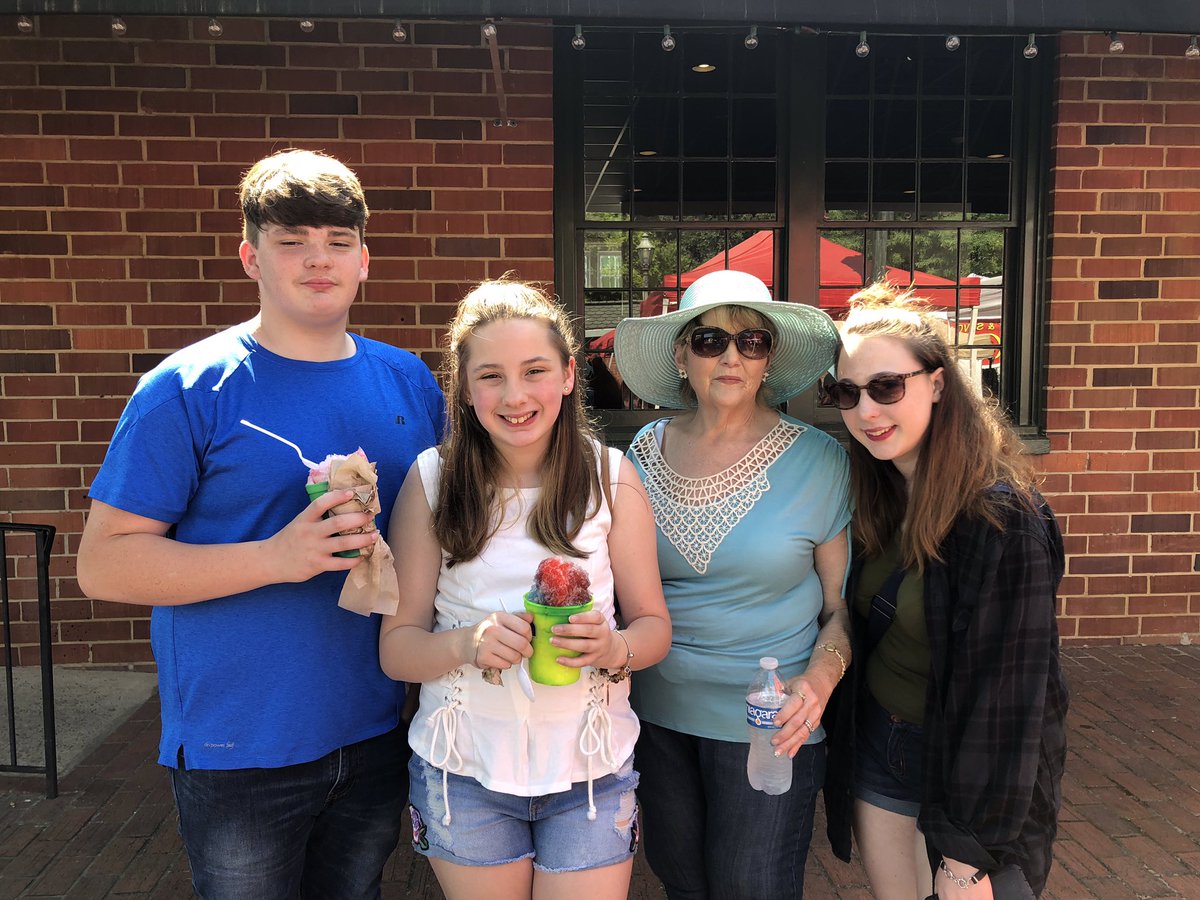 ElaineVoncannon's tweet photo. Where is Elaine ? 🕵️♀️
At the Augusta Farmers Market with her daughter in law and grandchildren ❤️❤️❤️
#elainevoncannon #voncannonrealestate #coldwellbankertraditions #realtorlife #associatebroker #whereiselaine https://t.co/PVaXYbAhTy