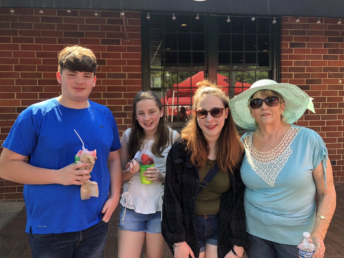 ElaineVoncannon's tweet photo. Where is Elaine ? 🕵️♀️
At the Augusta Farmers Market with her daughter in law and grandchildren ❤️❤️❤️
#elainevoncannon #voncannonrealestate #coldwellbankertraditions #realtorlife #associatebroker #whereiselaine https://t.co/PVaXYbAhTy