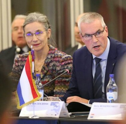 gasgebouw's tweet image. Les gents d&apos;Arménie @CoatofHarms 
#RoyalDutchDisease invoked by #JeanMonnet &amp;amp; #RobertSchuman 
How #Warbonds instated #globalimbalances by seizing the #globalizationtrend in 1963 @Gasunie blocking sustainable development @Eurobonds

europeanUnity.eu