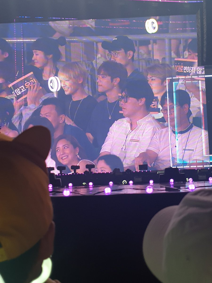 SubjectKpop2's tweet photo. Stray Kids, JYP &amp; ITZY are at #TWICELIGHTSinSeoul https://t.co/dJtbwmen62