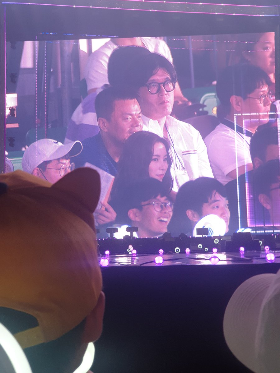 SubjectKpop2's tweet photo. Stray Kids, JYP &amp; ITZY are at #TWICELIGHTSinSeoul https://t.co/dJtbwmen62