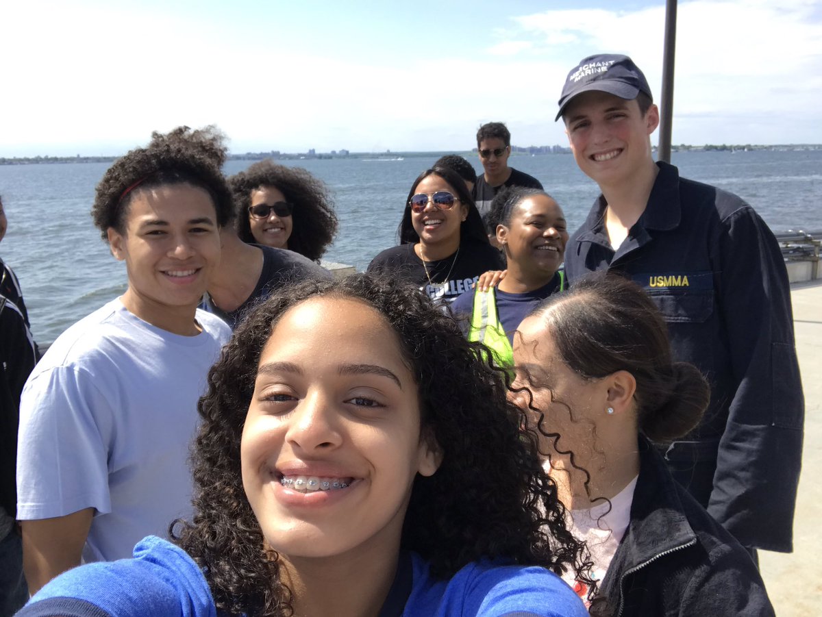JsMcmillan's tweet photo. #selfiewithasailor #nycfleetweek @NYPDCommAffairs @NYPD44Pct https://t.co/WGMCIVwo1N