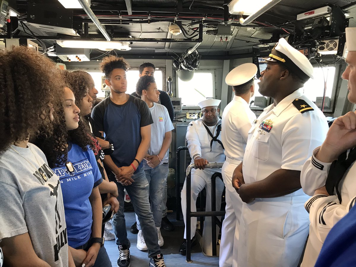 JsMcmillan's tweet photo. #selfiewithasailor #nycfleetweek @NYPDCommAffairs @NYPD44Pct https://t.co/WGMCIVwo1N