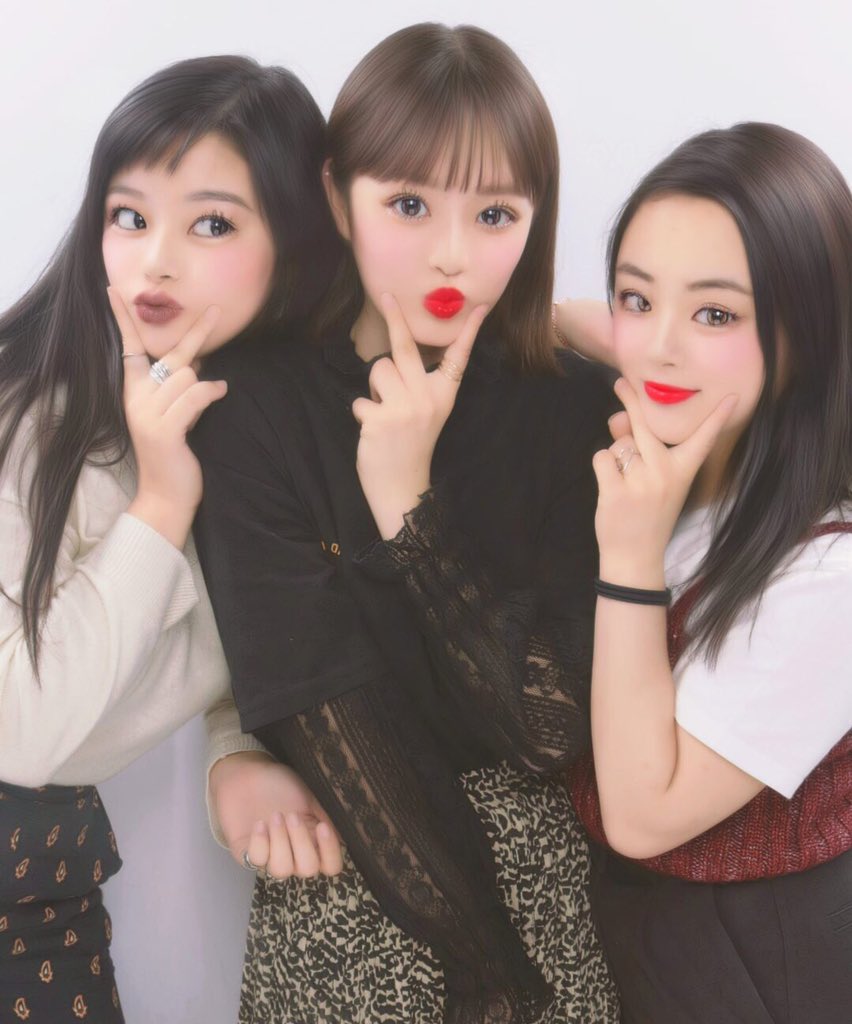 okss__116's tweet photo. 英語の授業1つ同じだけでこんなに仲良くなれるなんて思ってなかっただいすき🥺❣️ https://t.co/01jvouC3hM