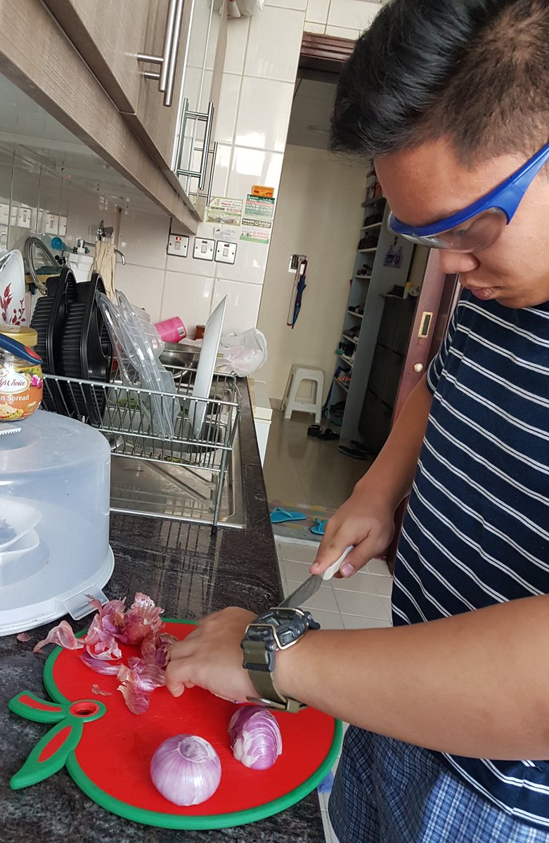 RidgeEvansblaze's tweet photo. No one:

Me: cutting the onions https://t.co/7wVm43gpi0