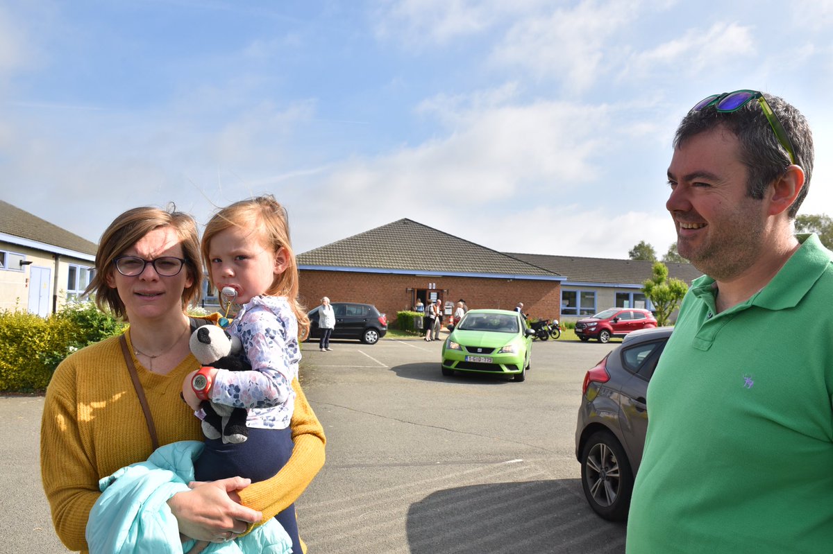 diricq's tweet photo. Une auto verte s'avance... Un bon présage pour Marie-Colline Leroy (Ecolo) venue voter en compagnie de sa fille Calliopé et de son compagnon Jeoffrey? #ave2605 https://t.co/8vZrs47Vle