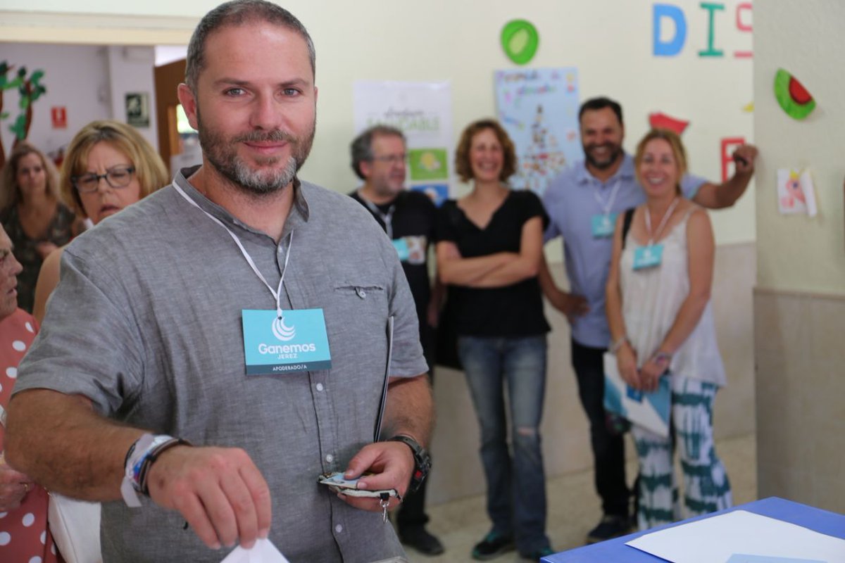 Nuestro gran portavoz durante estos cuatro años <a href="/SantiSanchezM/">Santiago Sánchez</a> vota diciendo también #YoVoyConKika