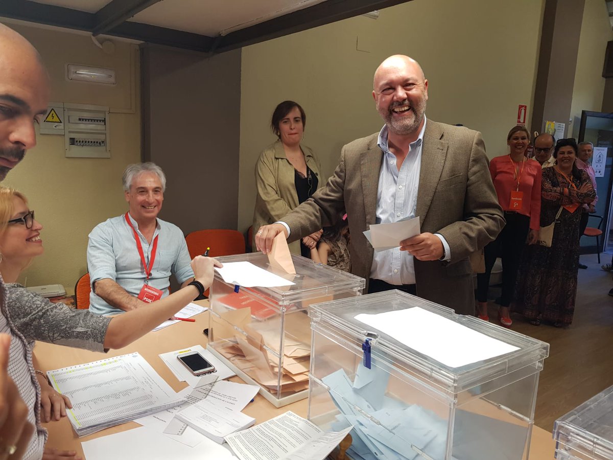 Francisco Alcántara anuncia rebajas fiscales y una oficina de captación de empresas si gobierna. El candidato de Cs a la alcaldía de #Cáceres ha votado en la sede de la Asociación de la Prensa.