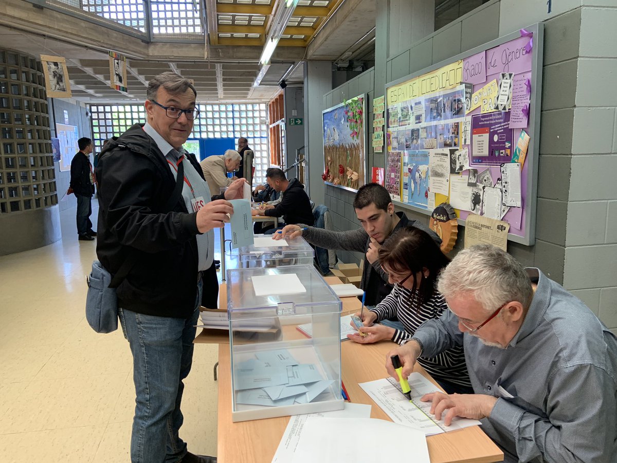 MovEsqSAB's tweet photo. El nostre número 6 @JoanCarlesMoral votant al #IESMVM #stjoan https://t.co/5bI52kwT1Y