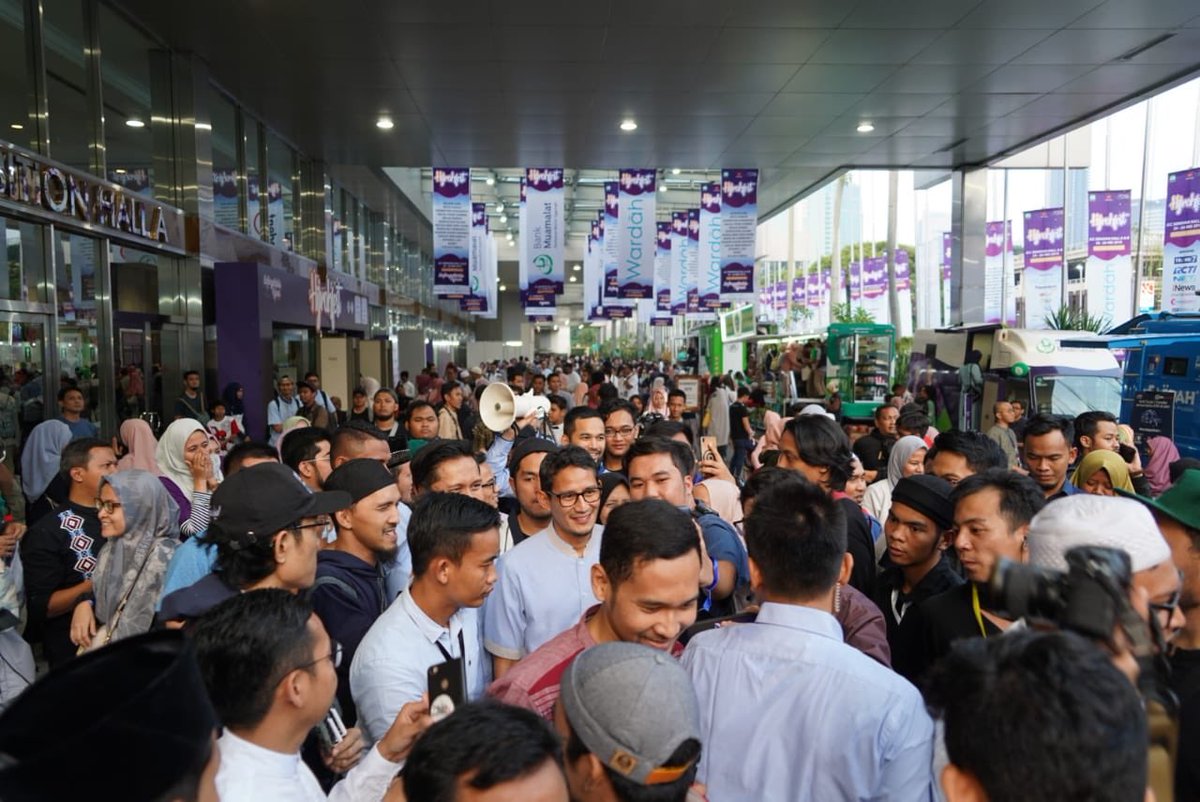 sandiuno's tweet photo. HijrahFest Ramadhan 2019 keren banget! Bukan hanya sekedar ajang bersilaturahim, tapi saya juga melihat bangkitnya ekonomi umat yang digerakkan oleh anak-anak muda yang hebat-hebat. UMKM-UMKM di berbagai sektor menggeliat dan banyak lapangan kerja yang tercipta. https://t.co/sJeHuHy7MA
