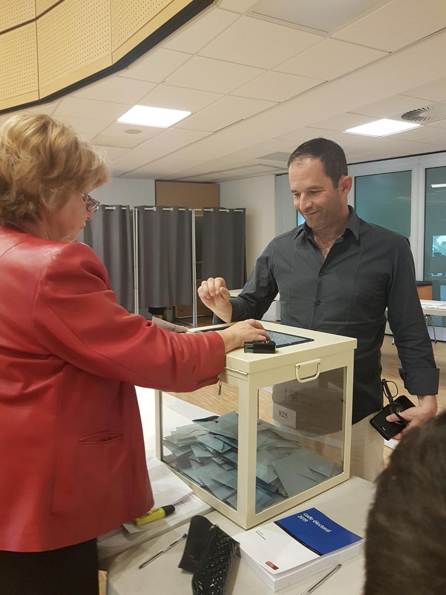 benoithamon's tweet photo. Trappes, Mairie. "A voté". #Electionseuropeenne2019 https://t.co/IJf1yNQtet