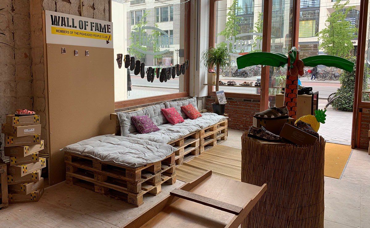 PopstoresNL's tweet photo. Sandalenlabel Hol* Sh!t opent eerste pop-upstore op het Rokin in Amsterdam. 

#sandals #holyshitshoes #sandalenweer #letsmakesandalsgreatagain https://t.co/9DrDoYdyyv