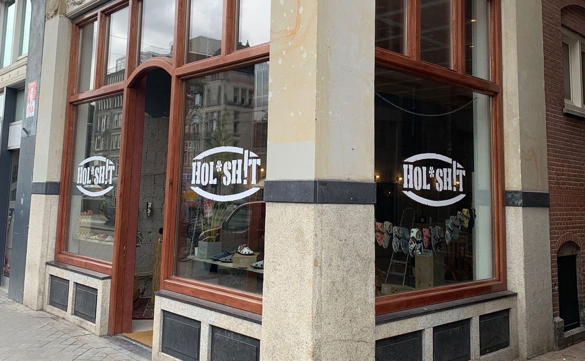 PopstoresNL's tweet photo. Sandalenlabel Hol* Sh!t opent eerste pop-upstore op het Rokin in Amsterdam. 

#sandals #holyshitshoes #sandalenweer #letsmakesandalsgreatagain https://t.co/9DrDoYdyyv