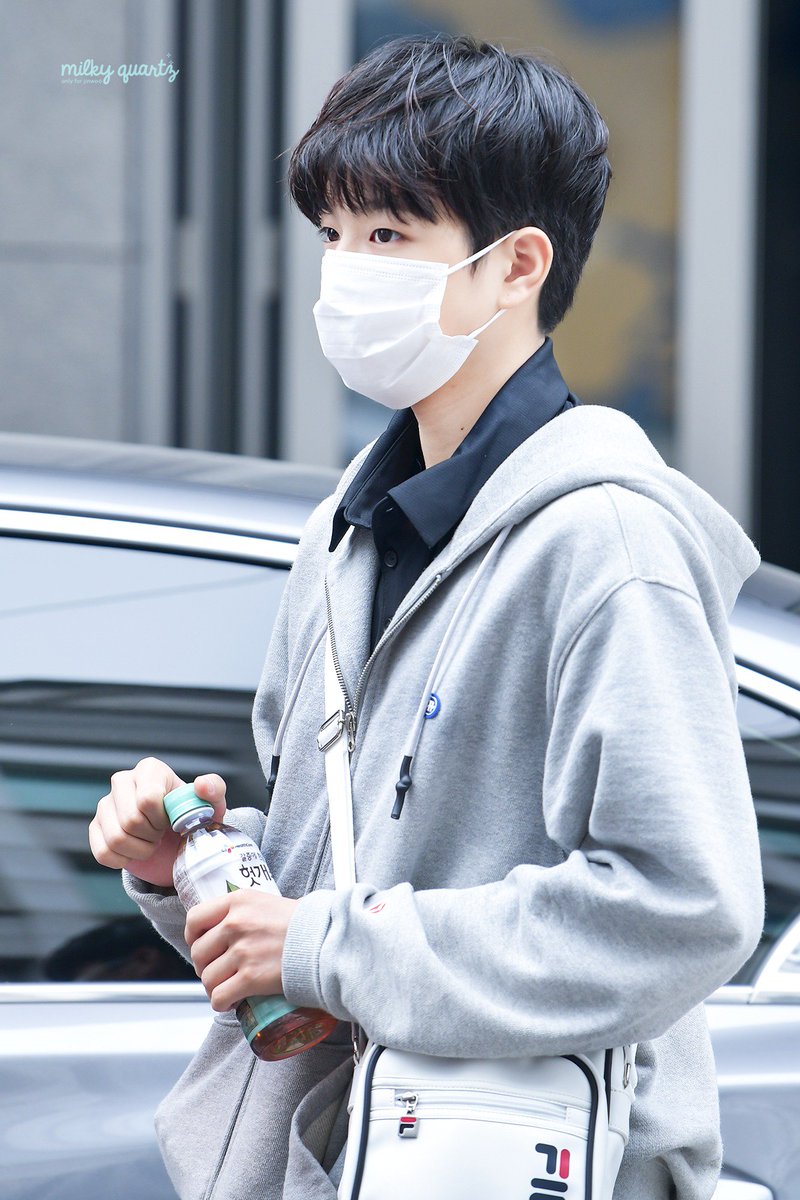 milkyquartz0913's tweet photo. 190525 순발식 출근

진우의 소듕한 헛개수..💙

#이진우 #진우 #PRODUCE_X_101 #프로듀스X101 #마루기획 https://t.co/bFLBO3Mhpu