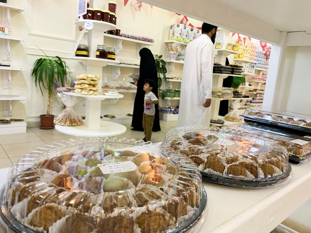 فتيات الجوف ينافسن المحلات والمطاعم بصناعة الحلويات الرمضانية
juof7.com/?p=3998050