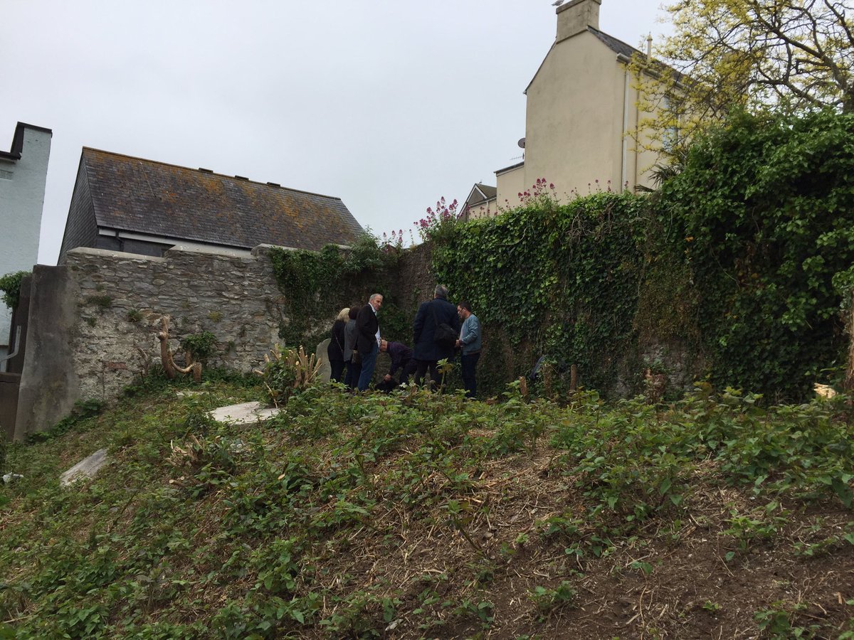 DEREKFROOD's tweet photo. #CemeteryAudioTrail Amazing to have a family from Manchester visit the grave of an ancestor Samual Hayyim (1771-1838). Fascinating conversations were had. We are here until 4pm today. @plymhistoryfest #PHF19 @PlymouthHistor1 @theboxplymouth @PlymouthMuseum @jewisheritage https://t.co/iI1NEy2Vmh