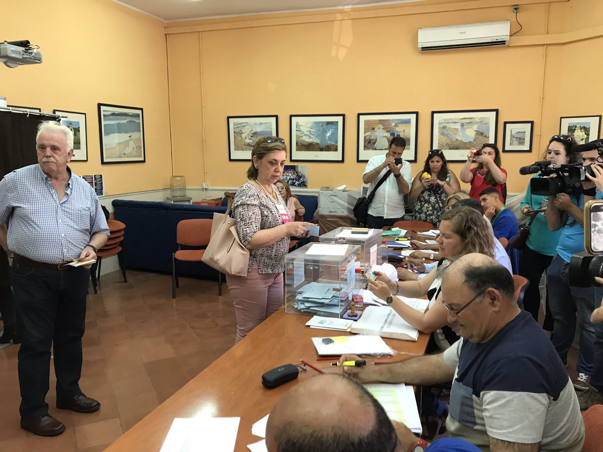 .<a href="/Marisol_G_M/">Marisol Galán</a> <a href="/UPYDMelilla/">UPYD Melilla</a> deposita su voto en el Colegio Reyes Católicos. Anima a los melillenses a acudir a las urnas y afirma que desea un cambio a mejor