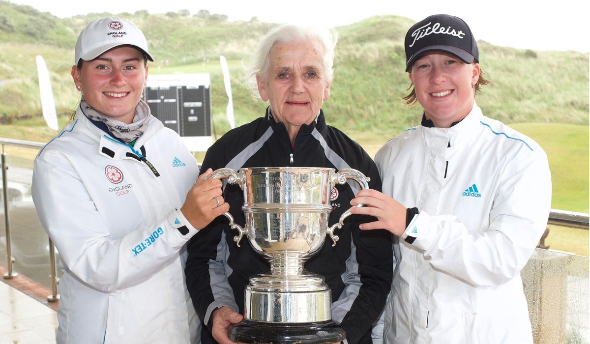 Final time! <a href="/EnglandGolf/">England Golf</a> President Jenny Clink with the finalists in the women's #SnrAm <a href="/SauntonGolfClub/">Saunton Golf Club</a>: <a href="/lilymaygolf/">Lily May Humphreys❤️</a> and Ellen Hume. Follow the scores bit.ly/2QppXsu