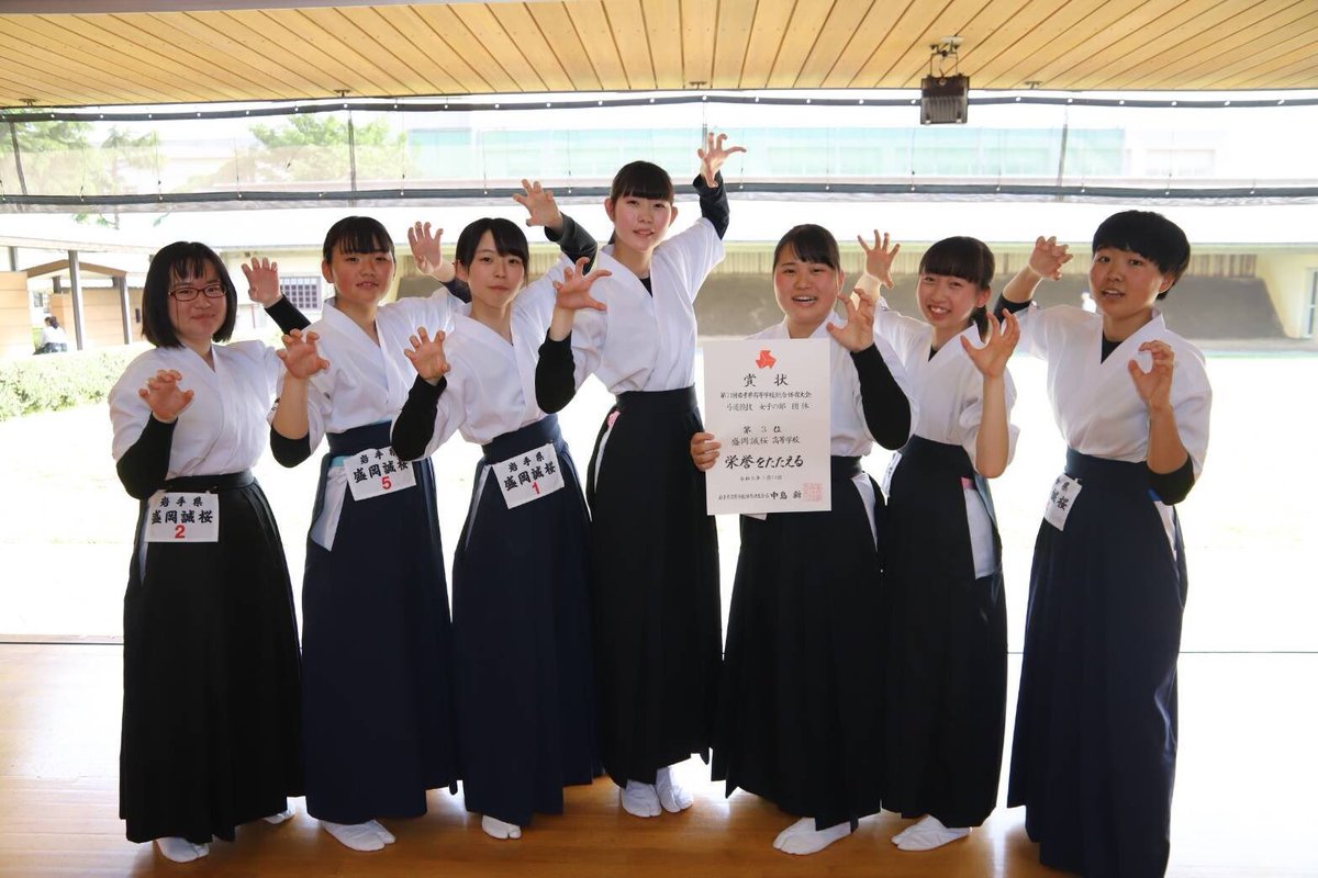 reika0306_'s tweet photo. みんなと引いてるこの3日間が2年半やってきた高校弓道の中で一番楽しかったって胸を張って言えます！
東北いけなくて悔しかったけど顧問に団体は安定した的中数だった！って最後に褒められたので満足です☺️
何回も退部届け出したけどここまでやってきて良かった！
6人みんなありがとう。 https://t.co/X5vfyxEjie