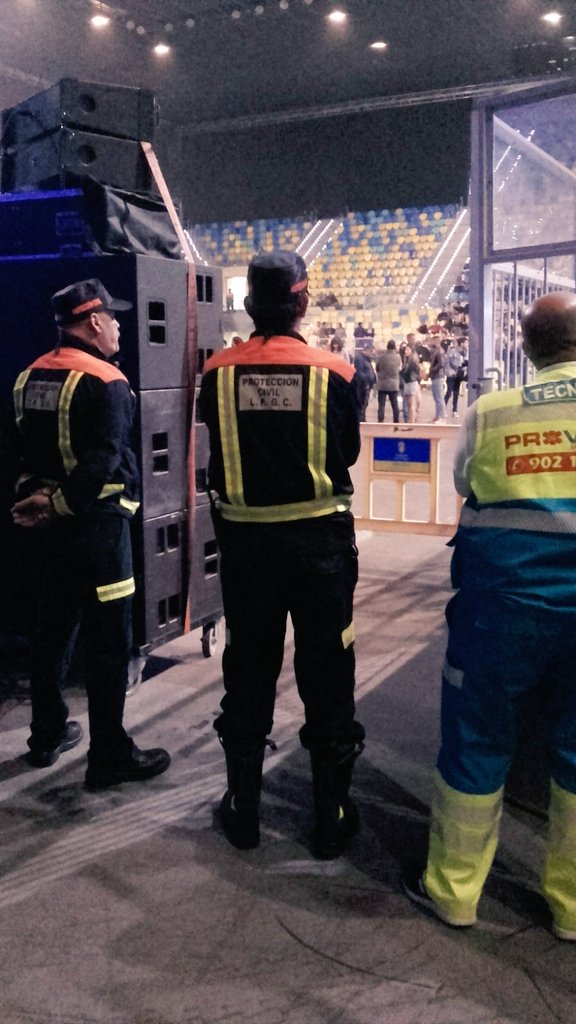 ProteCivilLPA's tweet photo. El pasado viernes efectivos @ProteCivilLPA colaboraron con @polprcanarias y @PROVITAL24h en dispositivo preventivo de seguridad y emergencias con motivo concierto @calamarooficial en el @GCArenaOficial https://t.co/n8618R2ytu